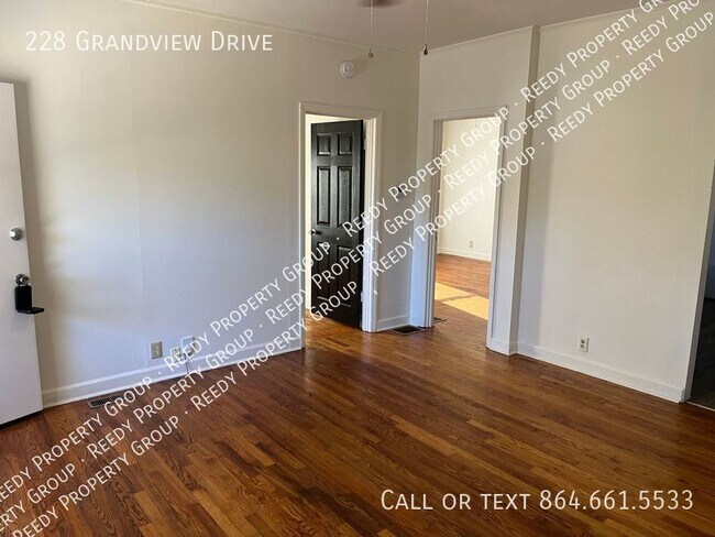 Building Photo - Great location. Only a three minute drive ...