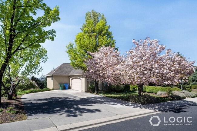 Building Photo - 9223 Silver Lake Dr