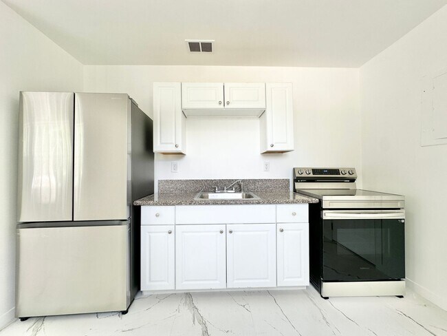 Foto del edificio - Freshly remodelled 2bed/1bath in a duplex ...