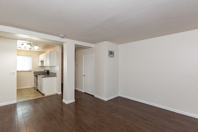 Building Photo - ++ $500 OFF 1st Month's Rent !! LIGHT & BR...