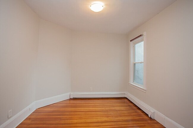 Building Photo - 3Br/1Bth in GREAT location!  Laundry in the building, new appliances.