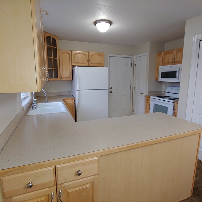 Kitchen - 3827 W Alpine St