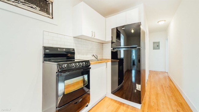 Building Photo - 3 br, 1 bath Apartment - 140 Frost St Unit 2G