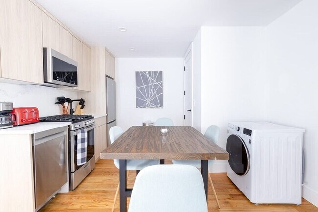 Building Photo - 323-2 Spacious 2BR Williamsburg