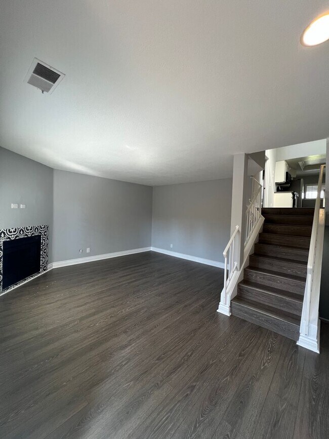 Foto del edificio - Tri-Level 2bed 2bath Huntington  Beach Home