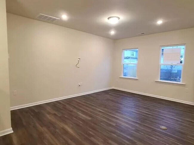 Building Photo - 3 Bedroom Townhome in Raleigh