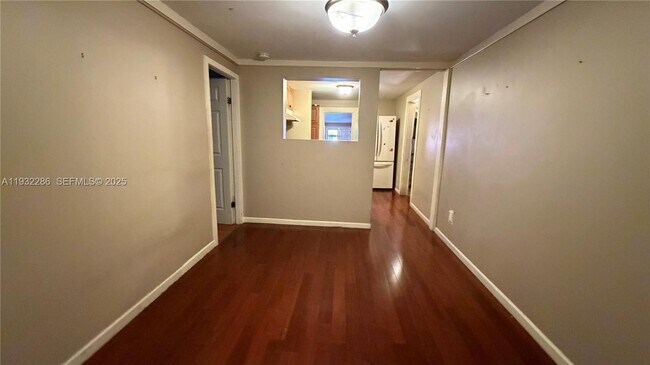 Foto del edificio - 329 NE 58th St