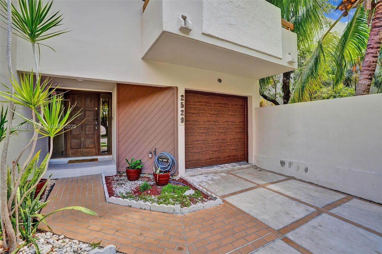 Foto principal - 2529 NE 135th St