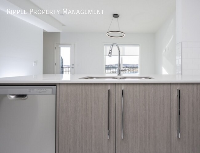 Building Photo - AMAZING 3 BEDS/ 3 BATHS TOWNHOUSE