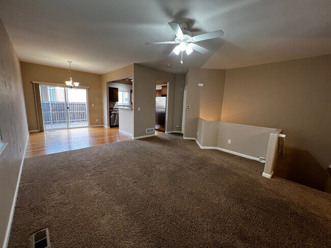 Sala de estar orientada hacia el comedor y la cocina. - 5021 Mountain Man Ln