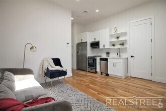 Building Photo - Brand NEW 4 Bed 1 Bath Floor-Thru Brownsto...
