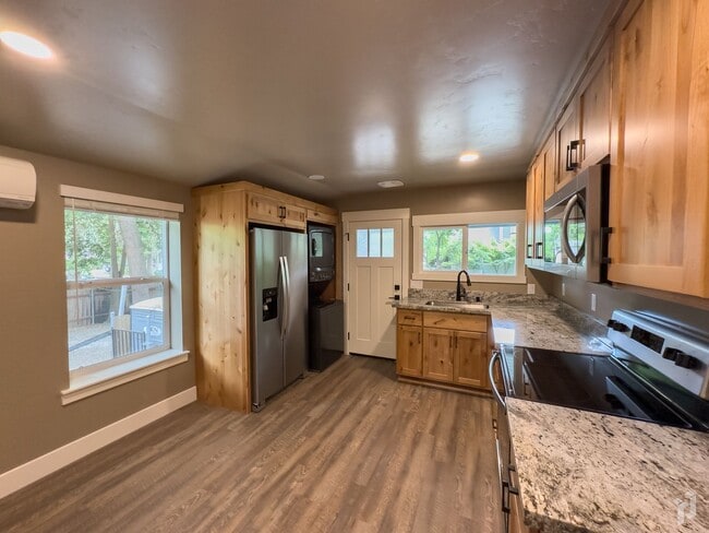 Building Photo - 555 E 4th St