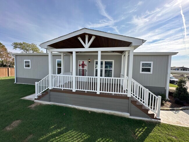 Building Photo - 305 Diamond Dr