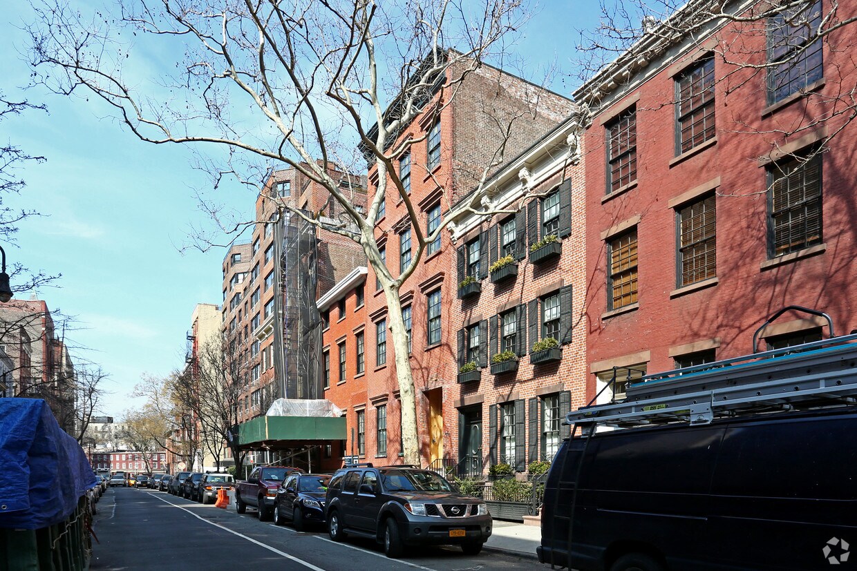 Building Photo - 37 W 10th St
