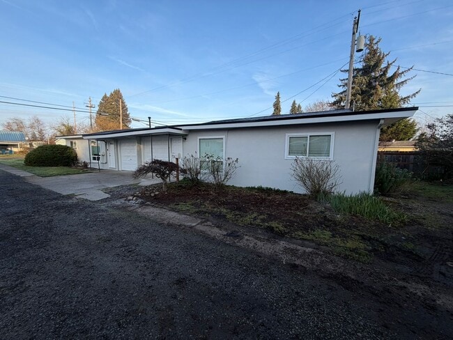 Building Photo - Newly Remodeled 2 Bedroom!