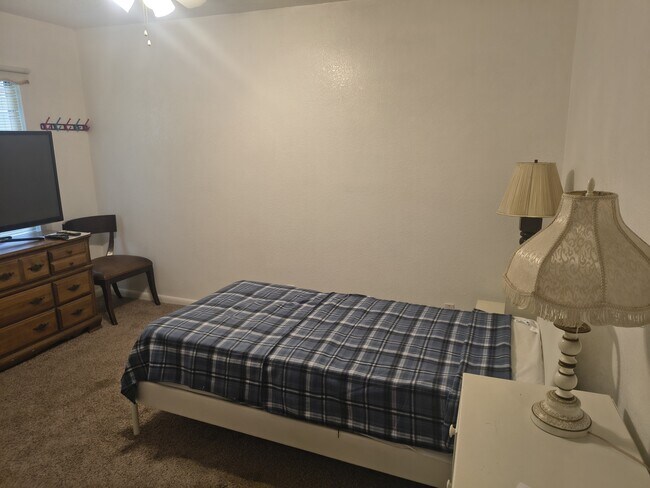 Foto del edificio - 700 Hughlett Ave