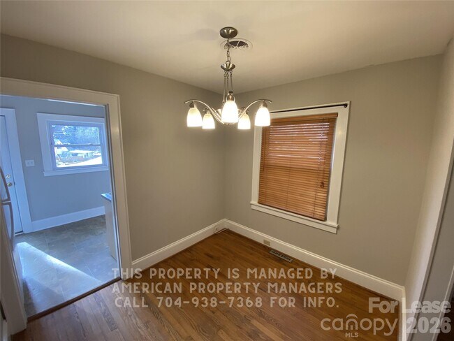 Foto del edificio - 733 Ideal Dr SE