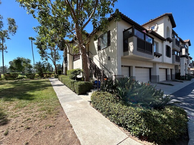 Building Photo - Beautiful 2 Bed 2 Bath Tustin Ranch Condo With Golf Course Views!