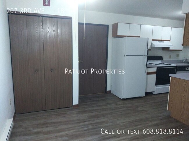 Building Photo - 2 bedroom/ 1.5 bath Apartment in Monroe, WI