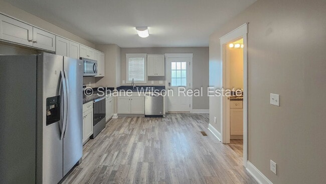 Building Photo - "Cozy 2-Bedroom Duplex Retreat with 1000 S...