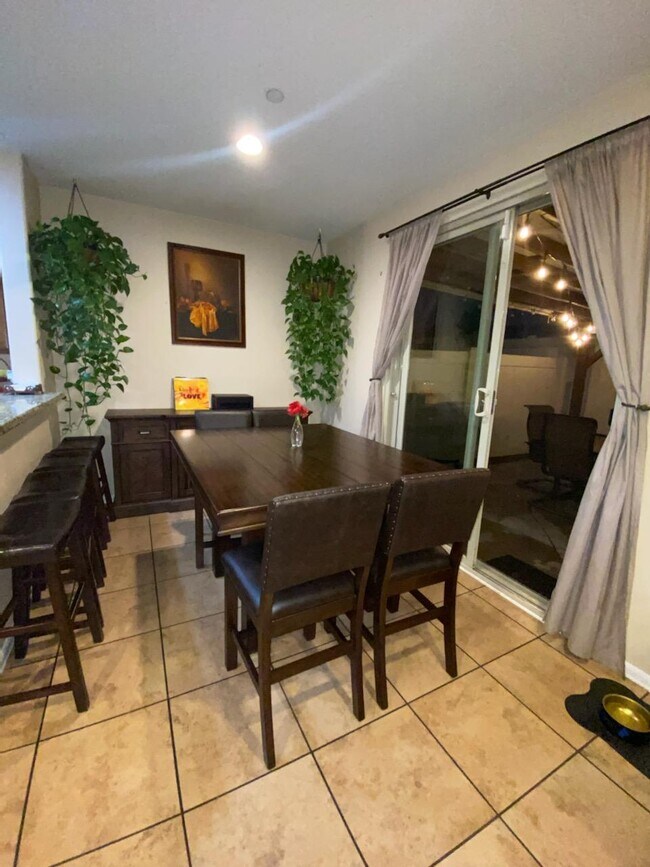 Dinning - 9350 Laurel Canyon Blvd