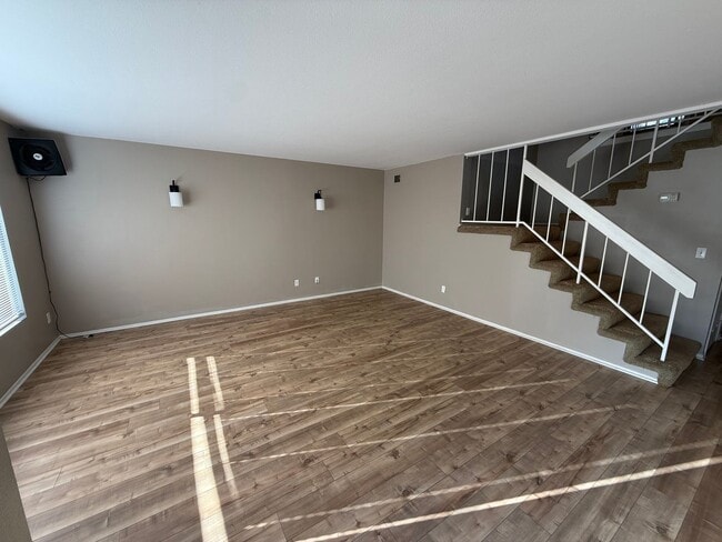 Foto del edificio - 3 Bedroom, 2.5 Bath Two-Story Townhome in Tierrasanta