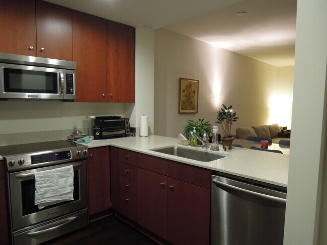 Building Photo - 585 9th St