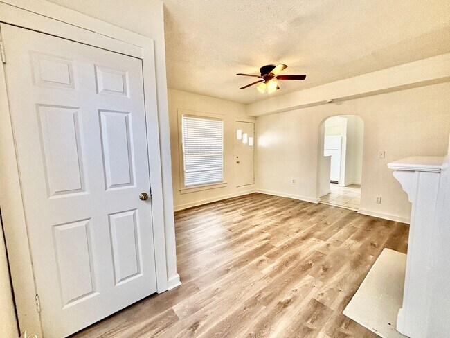 Foto del edificio - 3810-3812 Central St.