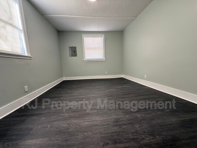 Foto del edificio - 61 S Parkway E