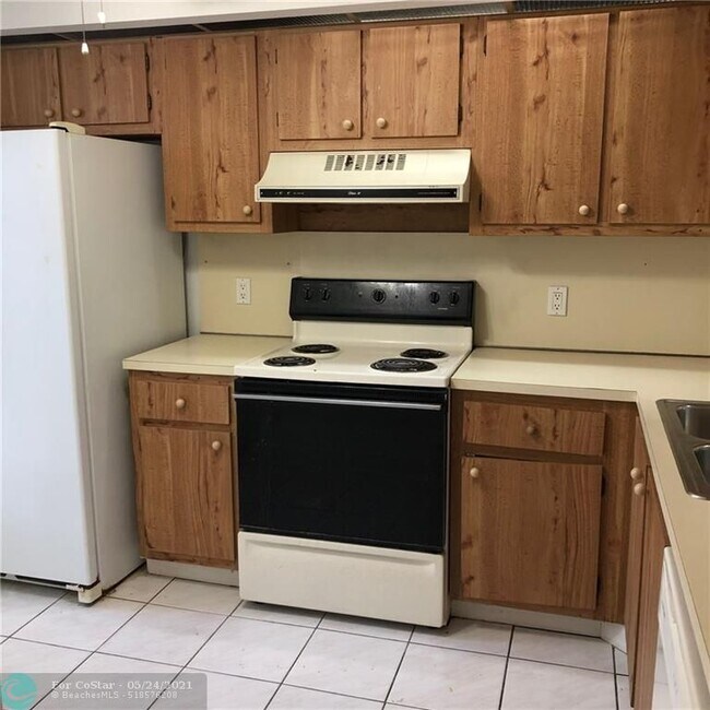 Building Photo - 207 Lake Pointe Dr