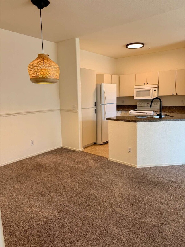 Building Photo - Don't Miss This 2 Bed/2 Bath Pinnacle at Highline Condo Available Now! Move In Prior to March 31,...