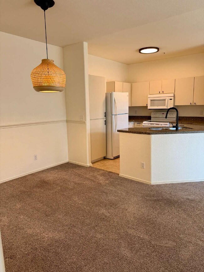 Building Photo - This 2 Bed/2 Bath Pinnacle at Highline Condo is Available Now!! Don't Miss out!!