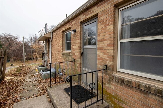 Foto del edificio - 4931 Woodland Ave