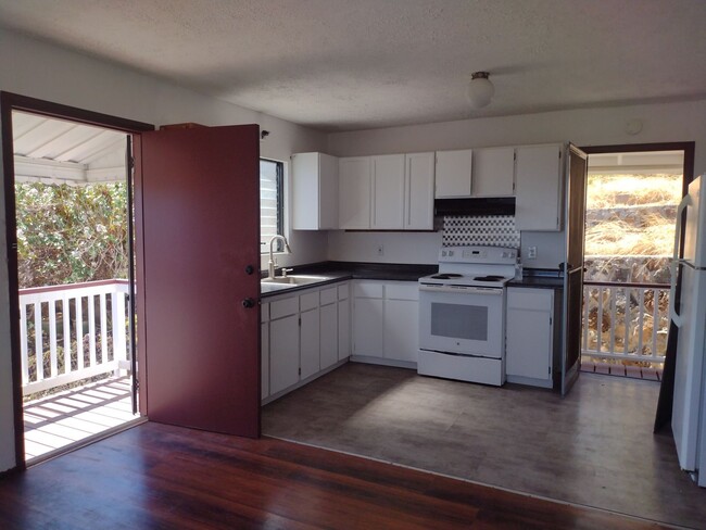 Building Photo - 2 bedroom 1 bath with Kaimuki ocean view