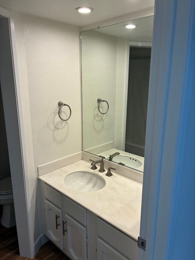 upstairs bathroom - 736 Gould Ave