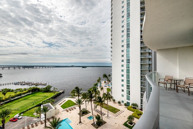 Foto del edificio - 2825 Palm Beach Blvd