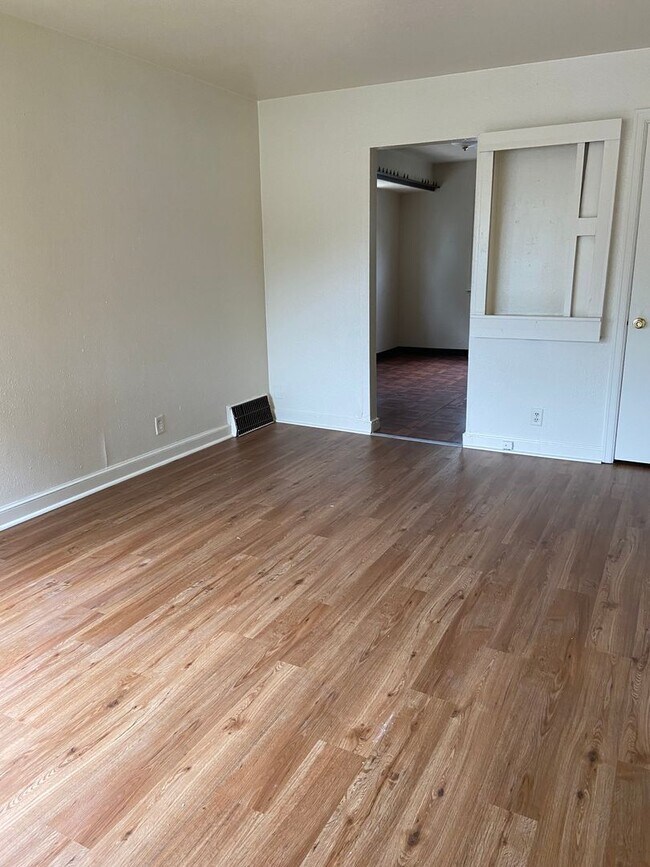 Foto del edificio - 2BR SINGLE FAMILY HOME, YARD, GARAGE, FULL BASEMENT, HANDY LOCATION!