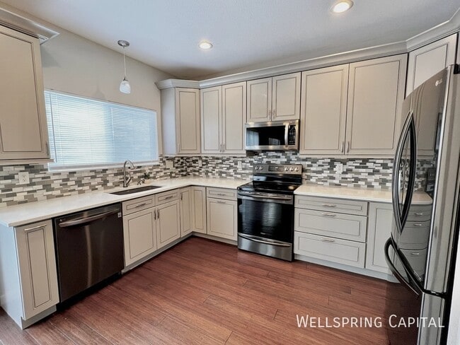 Building Photo - Beautiful Home with Gorgeous Kitchen and f...