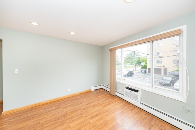Foto del edificio - 8152 Elmwood St