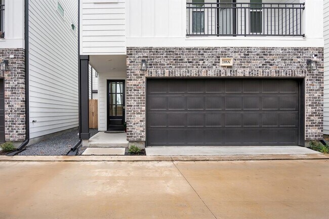 Building Photo - 718 W Donovan St