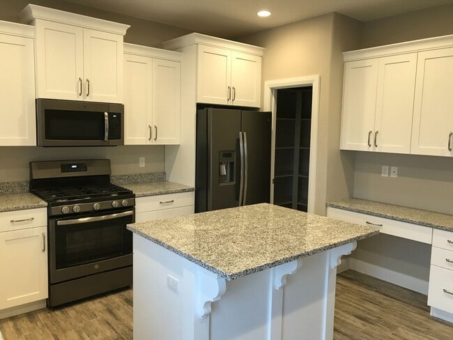 Building Photo - Like New Townhouse in St. George!