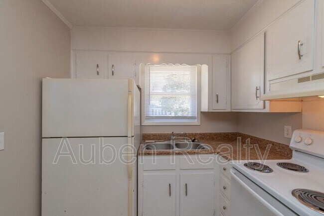 Building Photo - 520 W Buena Vista Ave