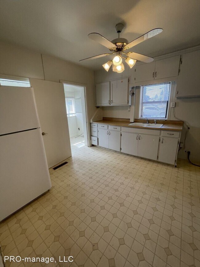 Building Photo - 2 br, 1 bath House - 596 College St.