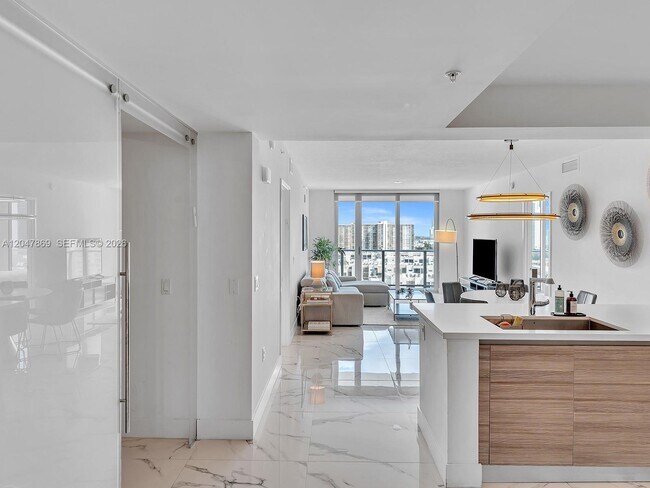 Foto del edificio - 300 Sunny Isles Blvd