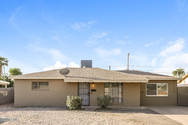 Foto del edificio - 2837 W Turney Ave