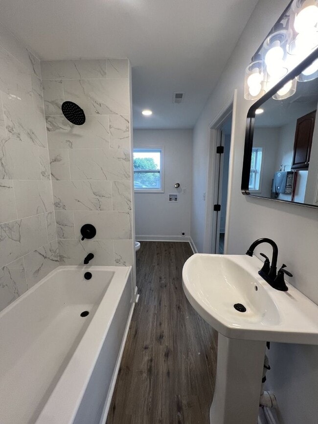 Building Photo - Charming 3-Bed, 2-Bath Gem on Arlington Ave