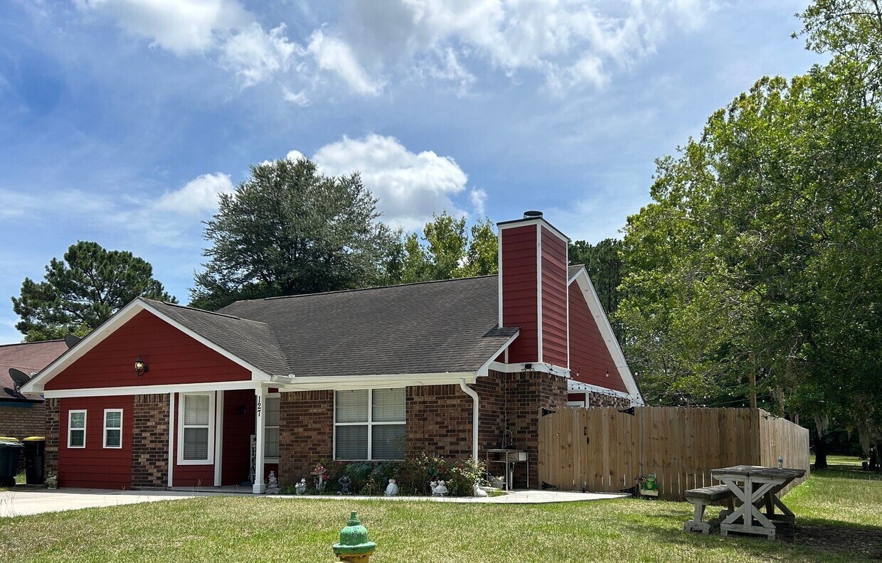 Primary Photo - Forest Ridge off Middleground Road