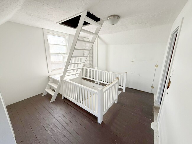 Building Photo - 3 BED 1 BATH BEAUTIFUL SINGLE FAMILY HOME