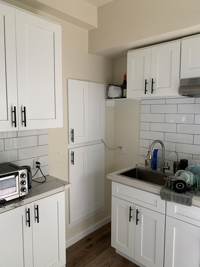 Foto del edificio - 5239 Wilkinson Ave