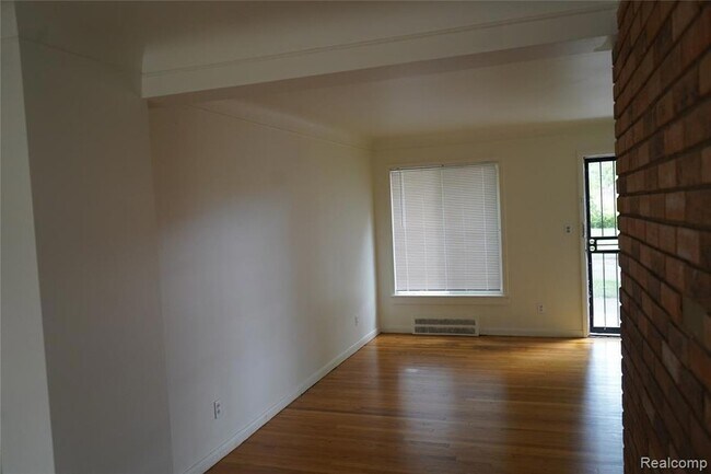 Foto del edificio - 16145 Baylis St